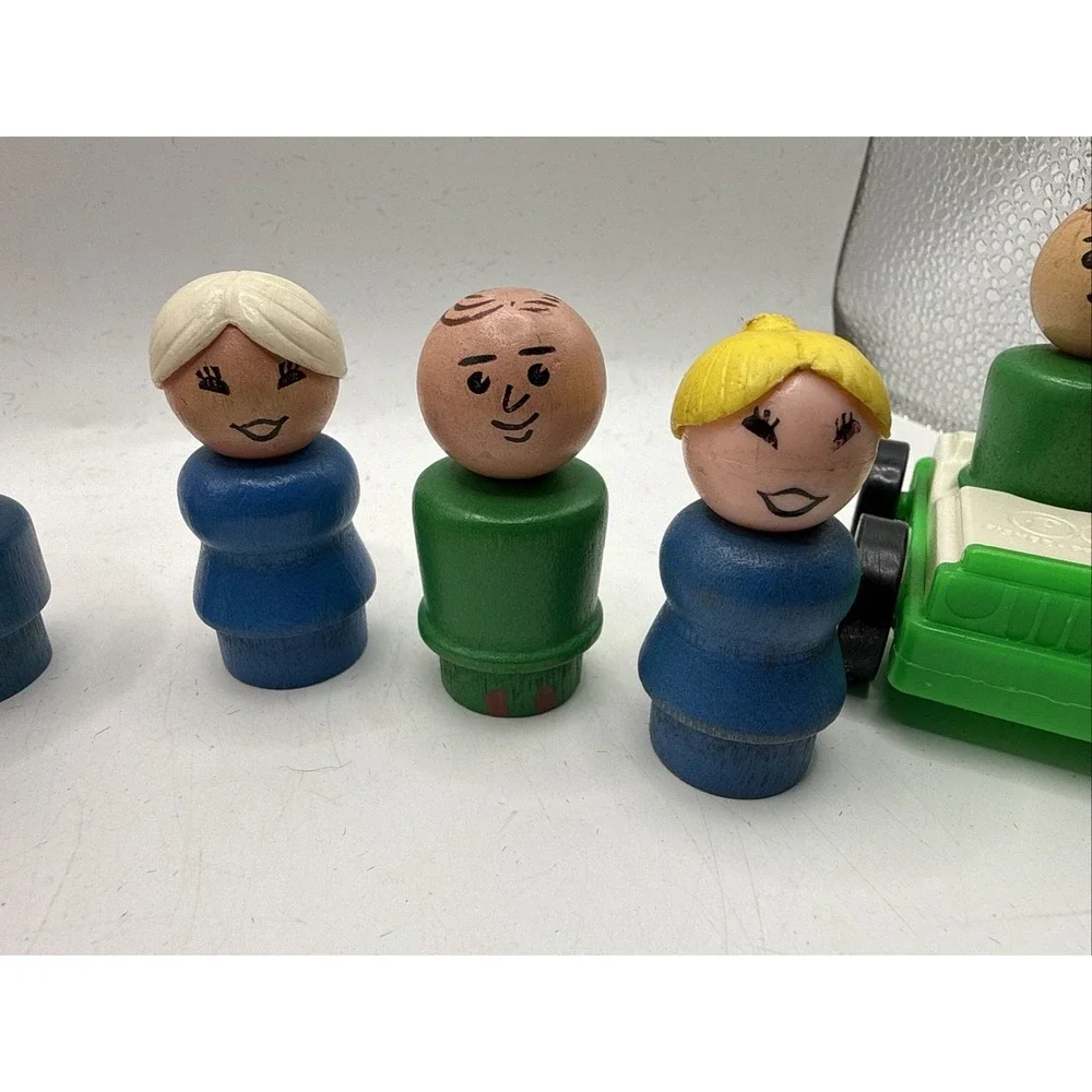 Lot‎ of 13 Vintage Fisher-Price Little People Figures & 4 cars 1970s (17 Pieces)